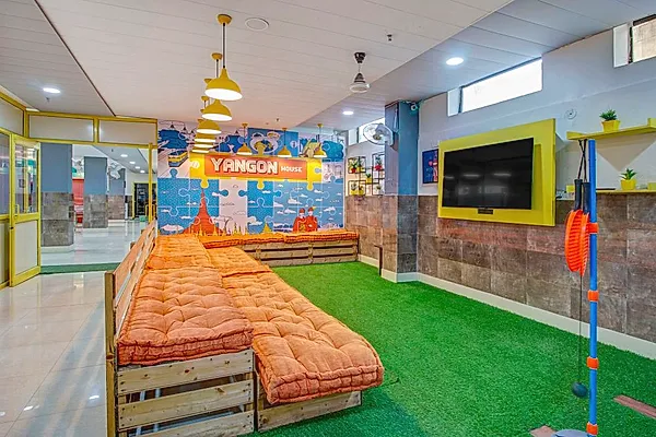 PG in Pondha with Common Area