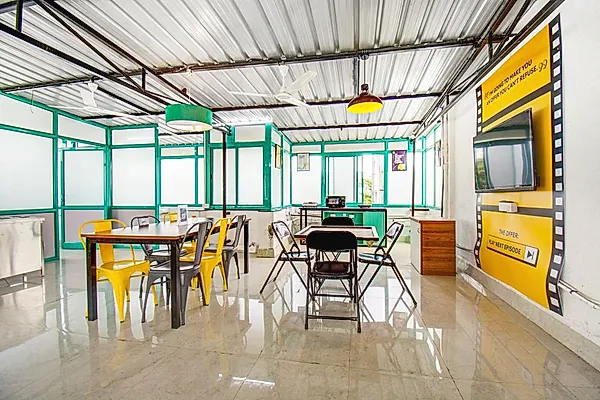 PG in Kothrud with Dining Area