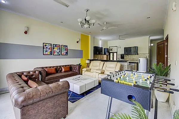 Apartment in DLF Phase 4 with Living Area